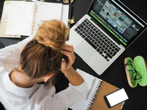 HR leader recognizing signs of employee burnout that lead to absenteeism
